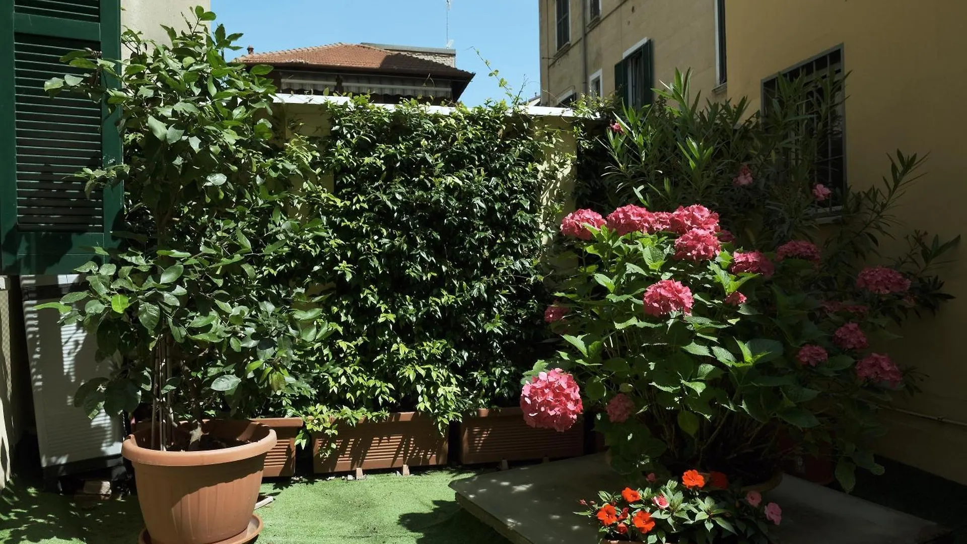 Comecasa Flowery Terraced Apartment Milan